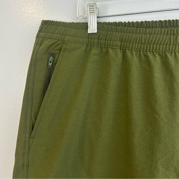 NWT Gap GapFit Khaki Green Drawstring Elastic Waist Shorts Size XXL - Picture 2 of 8